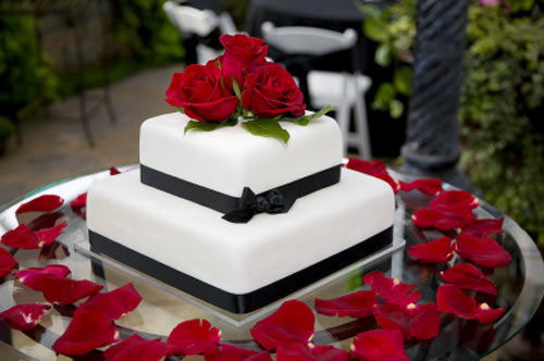 Red roses will make your black and white wedding cake stand out